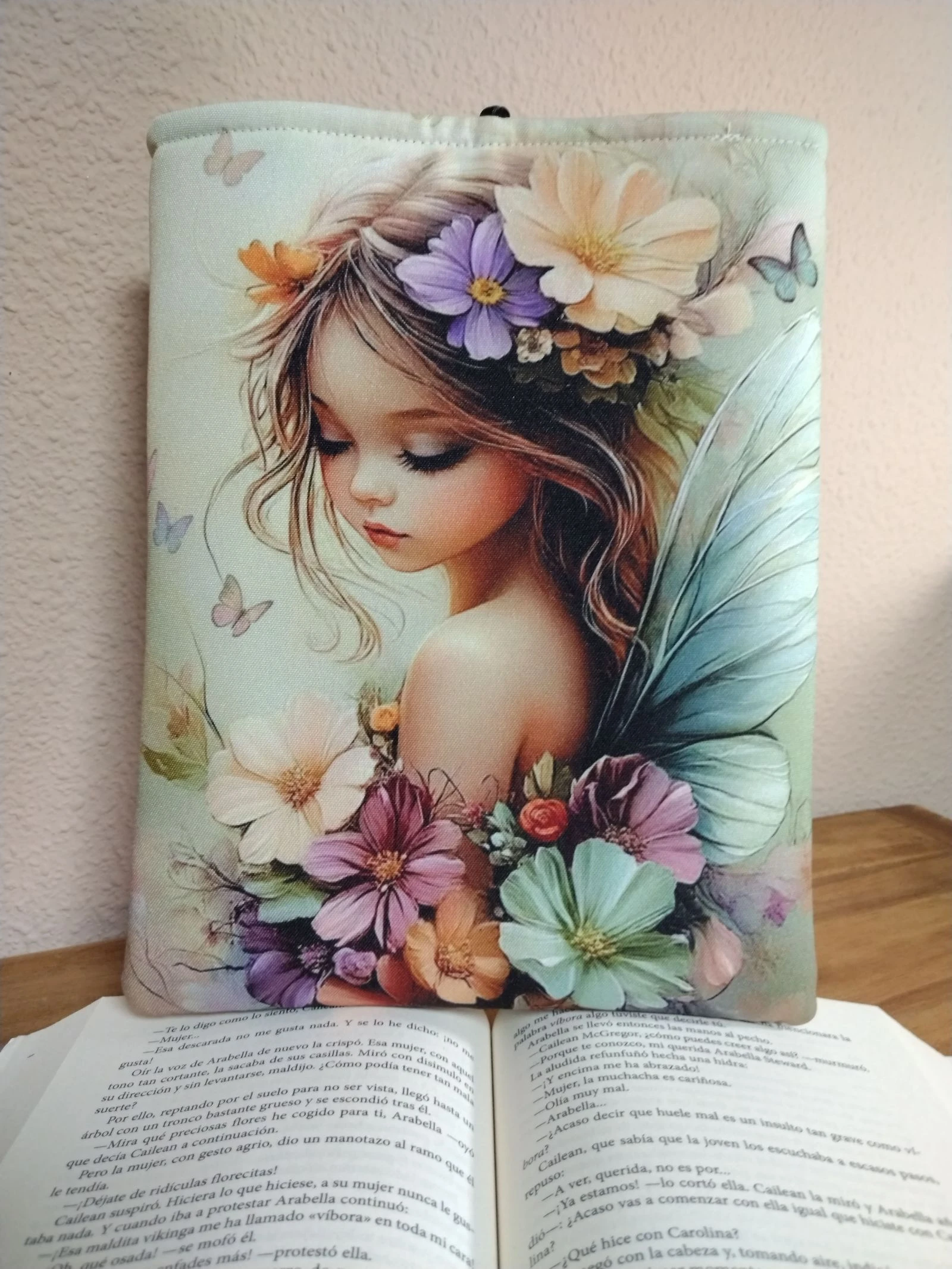 Funda literaria acolchada - Hada con flores y frase
